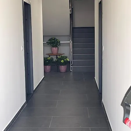 Fancy Blue Moderne Mit Sehr Grossem Garten Lägenhet *